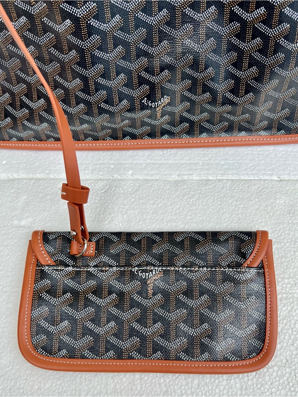 Goyard Tote Bag with Matching Pouch - Picture 14 of 16